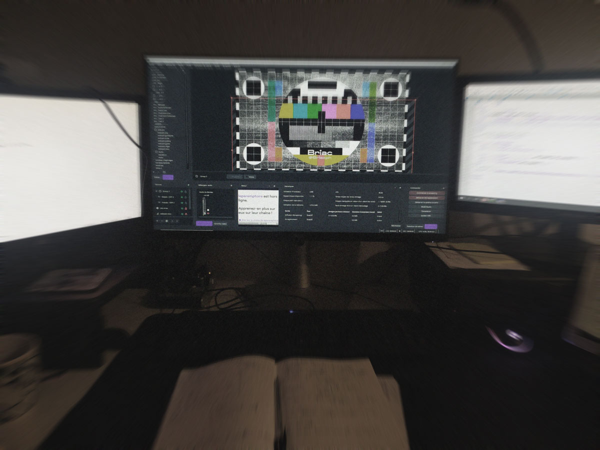 Photo d'un bureau avec OBS sur l'écran